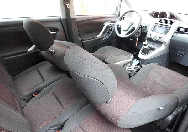 Toyota Verso cena 28900 przebieg: 235000, rok produkcji 2011 z Karczew małe 436